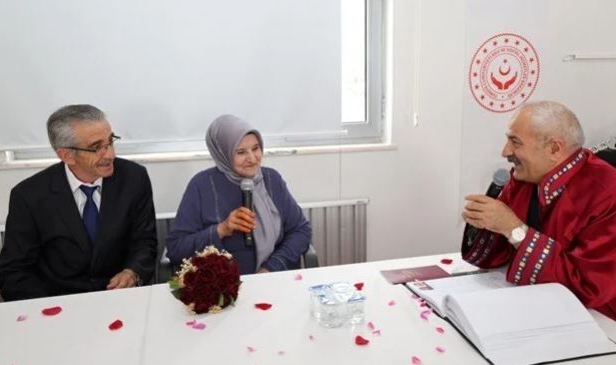 Huzurevinde tanışan çift evlendi
