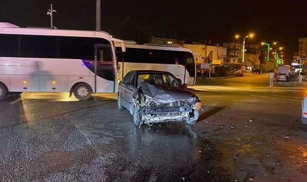 İki araç çarpıştı: 3 yaralı