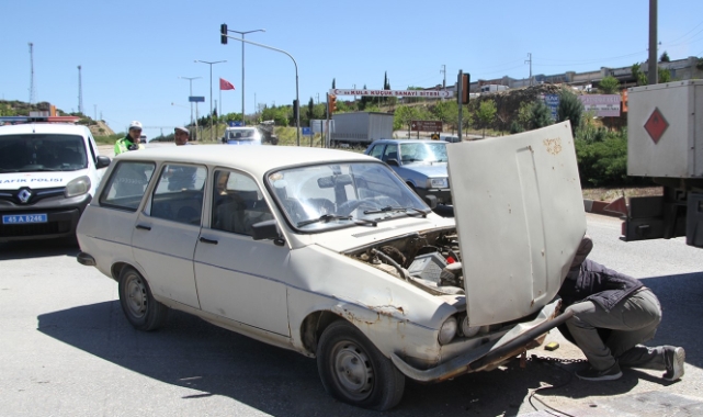 İki otomobil kavşakta çarpıştı!