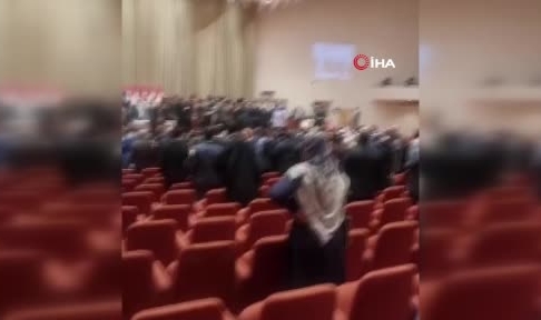 Irak Meclisi’nde milletvekilleri birbirine girdi