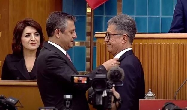 İYİ Parti'den istifa edip CHP'ye katıldı
