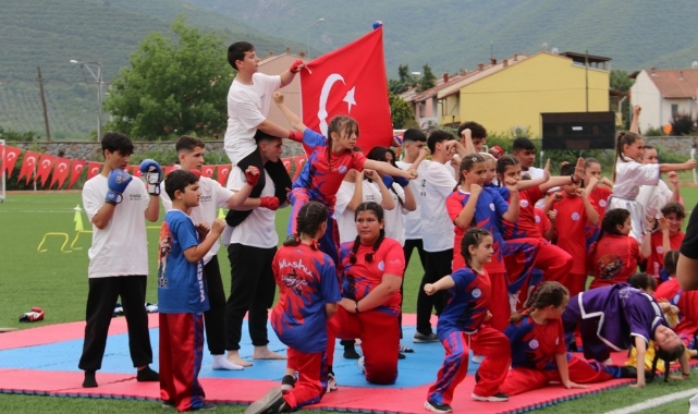 İznik'te 19 Mayıs coşkusu stada sığmadı