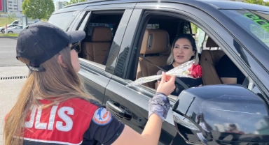 Kadın polislerden Anneler Günü kutlaması