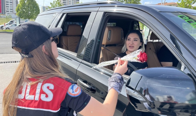 Kadın polislerden Anneler Günü kutlaması