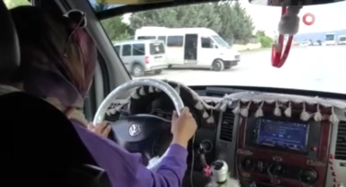 Kadın servis şoförü erkeklere taş çıkartıyor