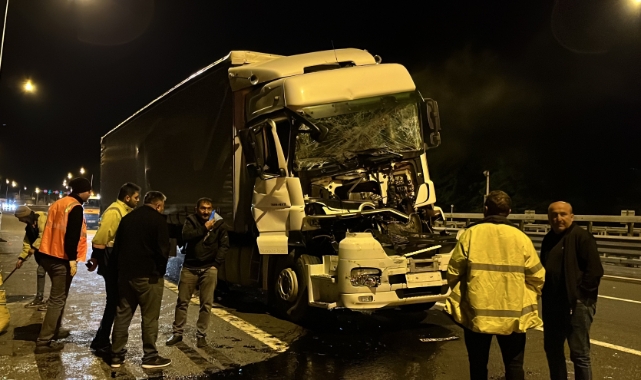 Kağıt gibi ezilen TIR'dan yara almadan kurtuldu