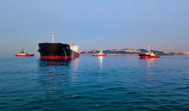 Karaya oturan yük gemisi kurtarıldı