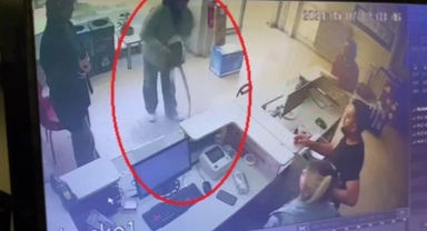 Kargo şirketini basıp çalışanlara saldırdı! O anlar kameraya yansıdı