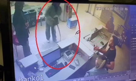 Kargo şirketini basıp çalışanlara saldırdı! O anlar kameraya yansıdı