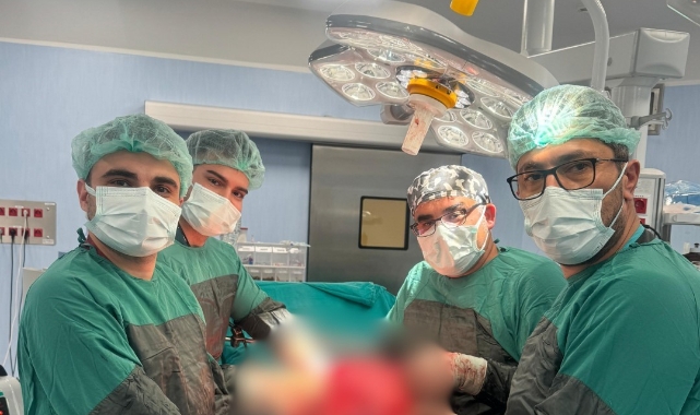 Karın ağrısıyla geldi, böbreğinden 35 cm’lik kitle çıktı