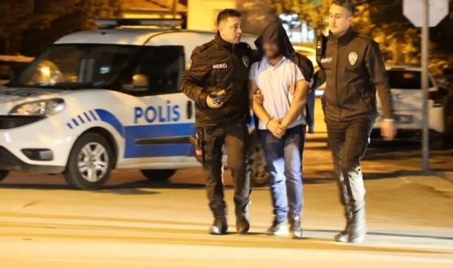 Kelepçe takılan şahıs gülerek polis aracına gitti