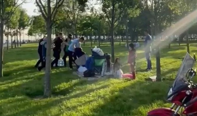Keserle zabıtaya saldırdı, tekme tokat dayak yedi!