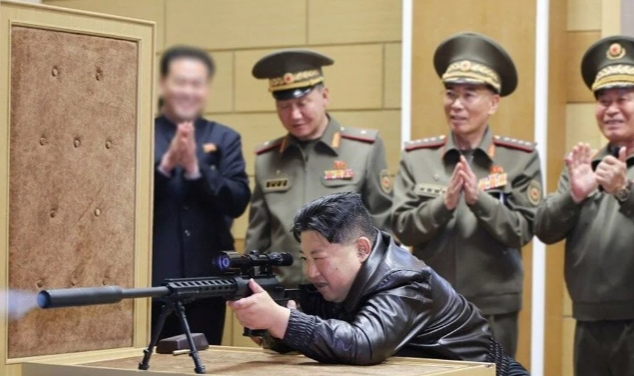 Kim Jong-Un deneme atışında hedefi 12'den vurdu