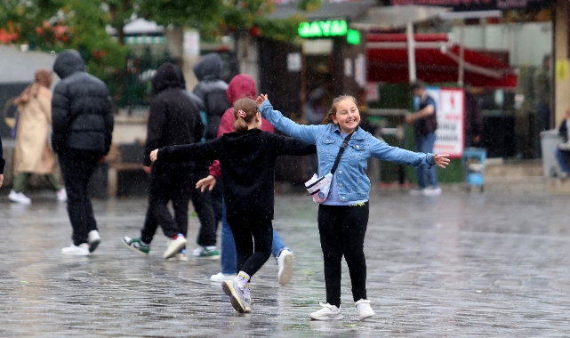 Kimisi yağmurdan kaçtı  kimisi de tadını çıkardı