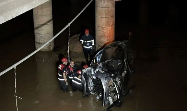 Kızılırmak'a otomobil uçtu
