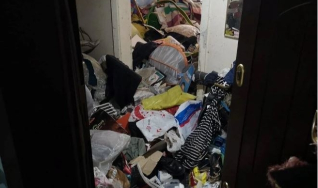 Koku gelen evden tonlarca çöp çıktı