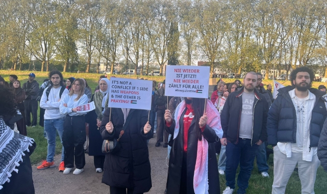 Köln Üniversitesi’nde yüzlerce kişiden “Filistinlilerin yanındayız” mesajı