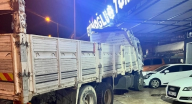 Kontrolden çıkan kamyon otomobilleri biçti