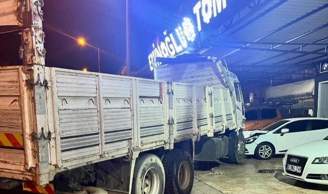 Kontrolden çıkan kamyon otomobilleri biçti