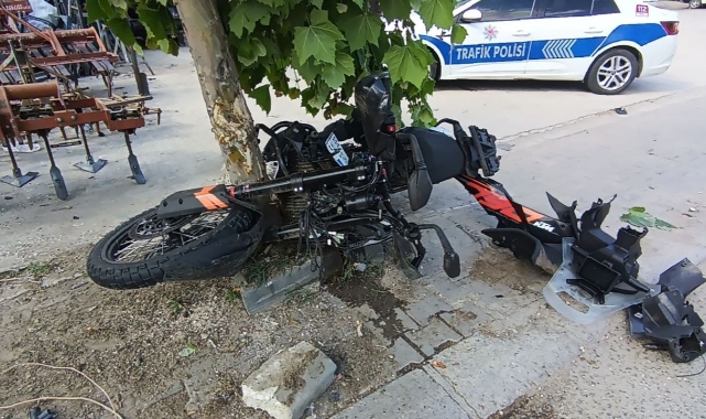 Kontrolden çıkan motosiklet ağaca çarptı!