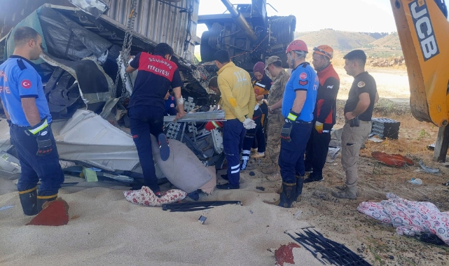Kontrolden çıkan TIR köprüden uçtu: 2 ölü