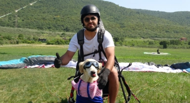 Köpeğiyle birlikte uçuyor!