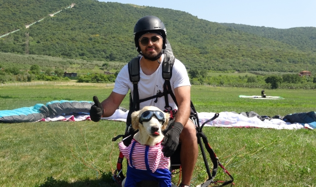 Köpeğiyle birlikte uçuyor!