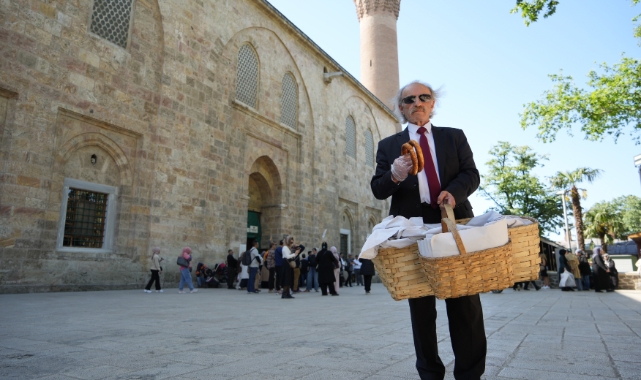 Kravatlı simitçi görenleri mest ediyor