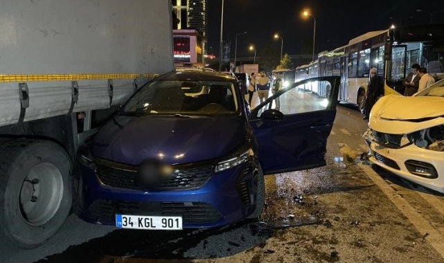 Küçükçekmece’de 3 araçlı zincirleme trafik kazası: 2 yaralı