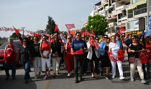 Kuşadası'nda binler Ata'sı için yürüdü