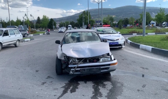 Kütahya'da otomobil ile minibüs çarpıştı: 1 yaralı