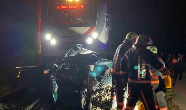Malatya’da otomobil tren altında kaldı