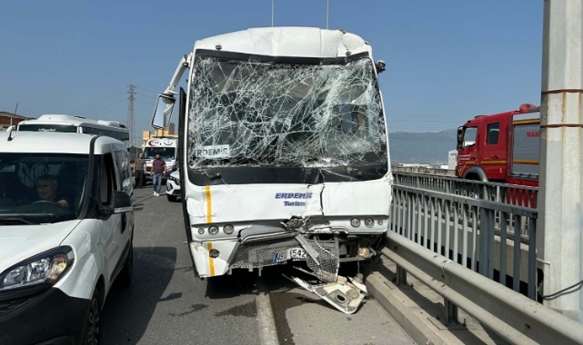 Manisa'da 2 midibüs ve 1 otobüsün karıştığı zincirleme kazada 35 yaralı