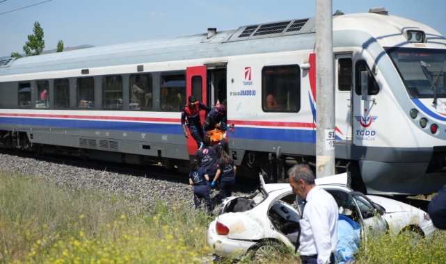 Manisa'da tren otomobile çarptı: 1 ölü