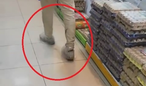 'Market kirlenmesin' diye ayaklarına poşet giydi!