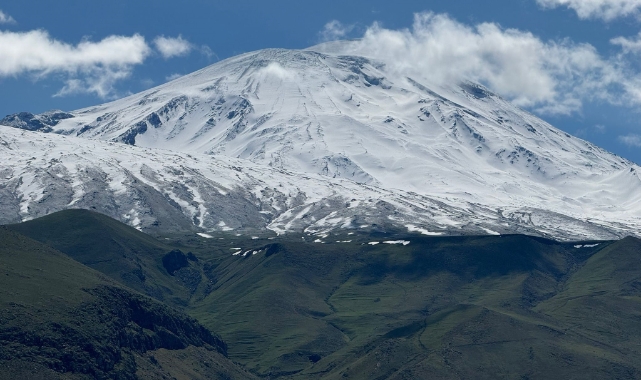 Mayıs ayında Ağrı Dağı’na kar yağdı