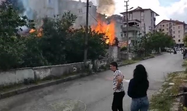 Metruk binada çıkan yangına mahalleli hortumla müdahale etti