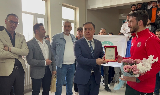 Milli boksör Erdemir, okulunda sevgiyle karşılandı
