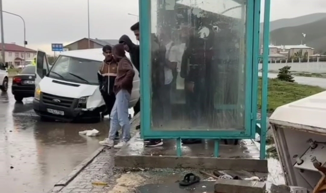 Minibüs kaldırımda yürüyenlere çarptı: 1 ölü, 2 yaralı