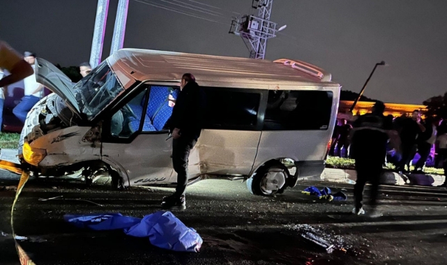 Minibüs orta refüje çarparak savruldu