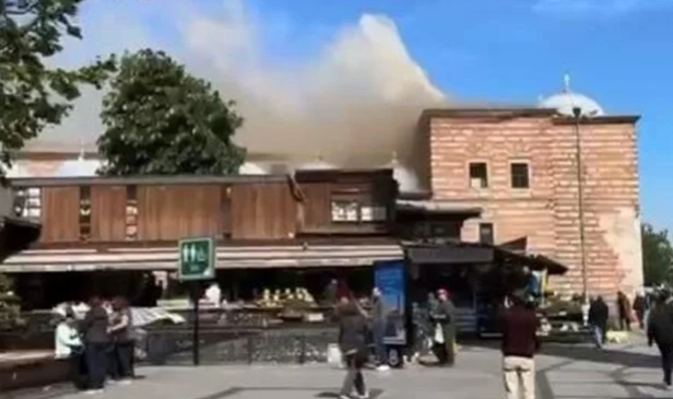 Mısır Çarşısı'nda yangın