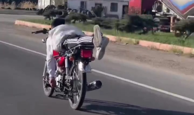 Motosikleti üzerine yatarak sürdü