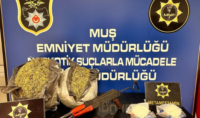 Muş’ta iki araçta silah ve uyuşturucu ele geçirildi