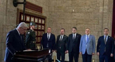 Müsavat Dervişoğlu'ndan Anıtkabir ziyareti