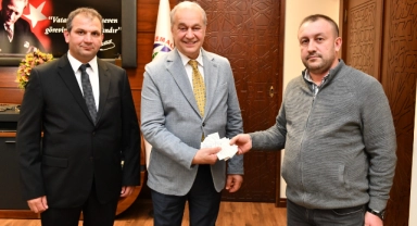 Mustafakemalpaşa'da muhtar ve esnaftan gururlandıran bağış