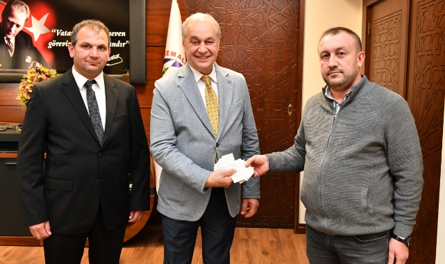 Mustafakemalpaşa'da muhtar ve esnaftan gururlandıran bağış