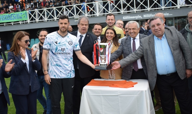 Nilüferli futbolcular şampiyonluk kupasına kavuştu