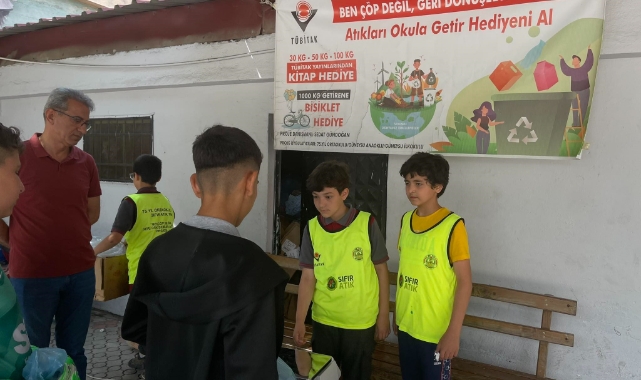 Ödül almak isteyen öğrenciler, okula poşet poşet çöp taşıyor