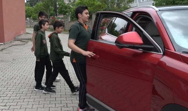 Ödüllerini alıp, Togg ile okullarına gittiler