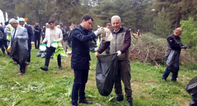 Orhaneli ormanlarında çöpler toplandı